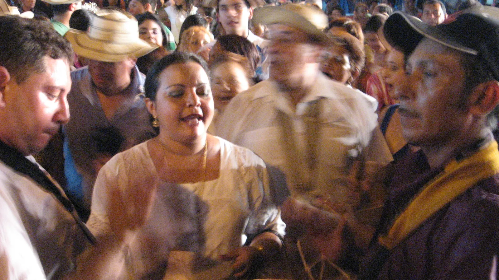 Crowd in straw hats dancing at the Las Tablas carnival