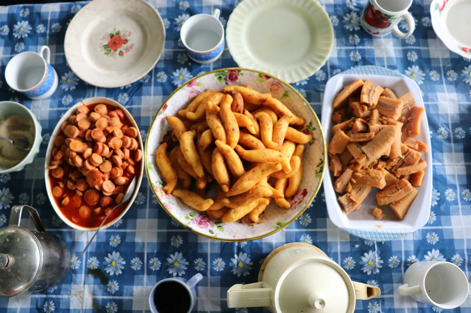 A Chiriquí breakfast table with fried pastries